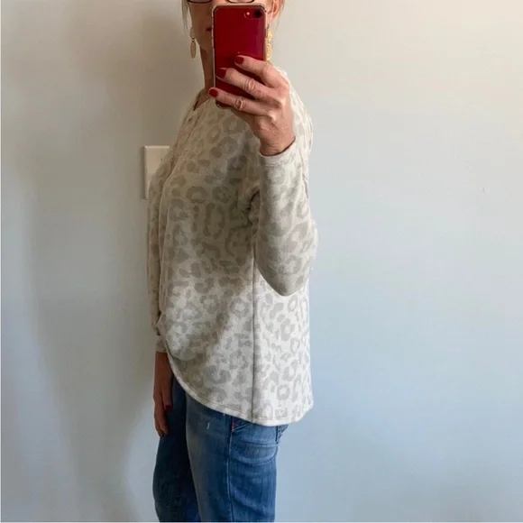 Leopard Print V-Neck Women Top - Picture 6 of 6